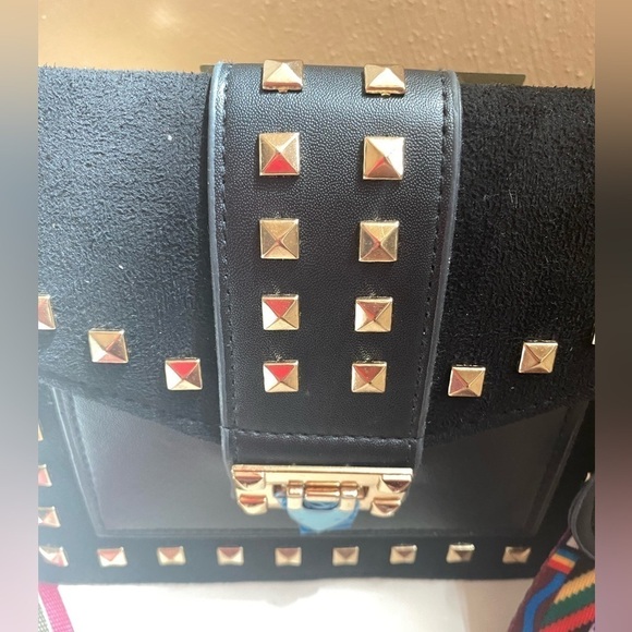 NWOT CLAUDIA G BETTY BLACK SHOULDER BAG WITH CAMERA STRAP - Picture 2 of 10